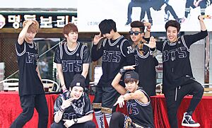 Archivo:Bangtan Boys at an fansign in Busan on July 27, 2013 02