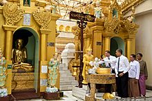 Archivo:Barack Obama pours water over Friday Buddha