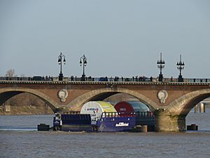 Archivo:Bordeaux - Transport de l'A380 sous le pont de pierre - 3