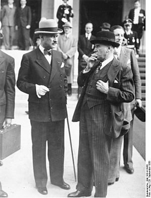 Archivo:Bundesarchiv Bild 183-H12956, Münchener Abkommen, Daladier und Francois-Poncet (l.)
