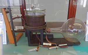Archivo:CTRwilsonCloudChamberCavendishLab2013-08-29-17-09-40