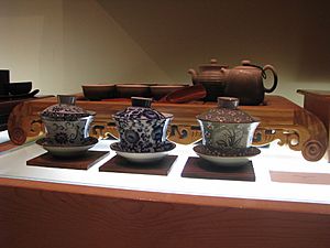 Archivo:Chinese tea set and three gaiwan