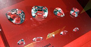 Archivo:Cullinan Diamond and some of its cuts - copy