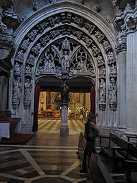 Archivo:Detalle catedral de Oviedo puerta