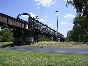 Archivo:Dubbo - Macquarie River Rail Bridge 2