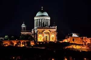 Archivo:Esztergom Basilica by night 01