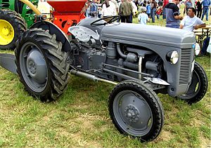 Archivo:Ferguson Tractor on an exhibition