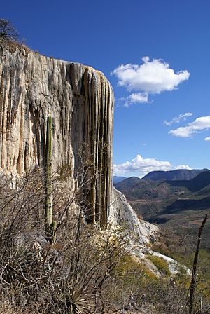 Archivo:Formaciones rocosas de Hierve el Agua, Oaxaca, México.