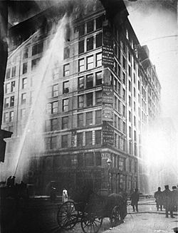 Archivo:Image of Triangle Shirtwaist Factory fire on March 25 - 1911