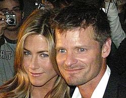 Archivo:Jennifer Aniston and Steve Zahn Faces Red Carpet for Premiere of Management