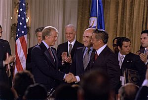 Archivo:Jimmy Carter and General Omar Torrijos signing the Panama Canal Treaty