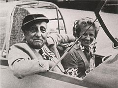 Archivo:Karl Ritter mit der Fliegerin Hanna Reitsch in einem Scheibe-Falke 1968