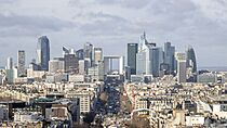 Archivo:La Défense depuis l'Arc de Triomphe Janvier 2023