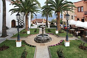 Archivo:La Palma - San Andres y Sauces - San Andres - Calle Plaza + Iglesia de San Andres 01 ies