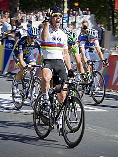 Archivo:Mark Cavendish 20e étape du Tour de France 2012 Paris Rambouillet et Paris les Champs-Élysées (cropped)