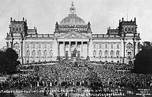 Archivo:Mass demonstration in front of the Reichstag against the Treaty of Versailles