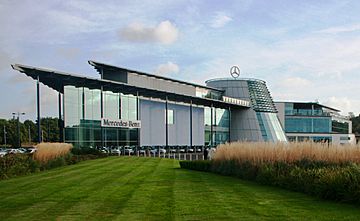 Archivo:Mercedes-Benz World, Weybridge, Surrey - Flickr - Supermac1961 (1)