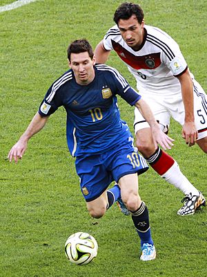 Archivo:Messi in Germany and Argentina face off in the final of the World Cup 2014 -2014-07-13 (24)