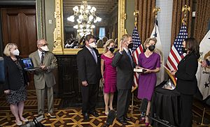 Archivo:NASA Administrator Bill Nelson Swearing-In Ceremony (NHQ202105030005)