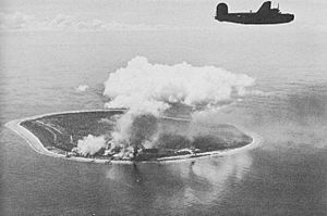 Archivo:Nauru Island under attack by Liberator bombers of the Seventh Air Force.
