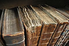 Detalle de varios libros antiguos encuadernados en la biblioteca de Merton College