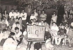 Archivo:PikiWiki Israel 813 Kibuts Nir-am צופים בטלוויזיה הראשונה 1968