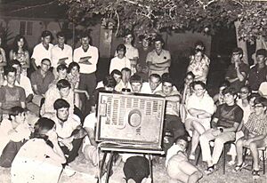 Archivo:PikiWiki Israel 813 Kibuts Nir-am צופים בטלוויזיה הראשונה 1968