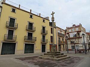 Archivo:Plaza de la Iglesia, Almatret CP 25187