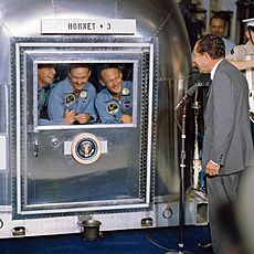 Archivo:President Nixon welcomes the Apollo 11 astronauts aboard the U.S.S. Hornet