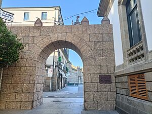 Archivo:Puerta de Santo Domingo Feira Franca Pontevedra capital