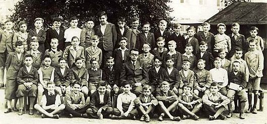 Archivo:Rudolf Vrba, front row, 4th from left, 1935-1936 (cropped, brightened)