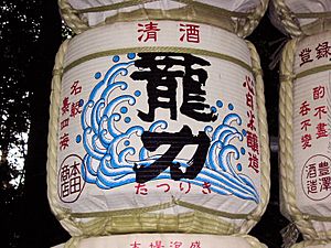 Archivo:Sake barrel offering at meiji shrine - yoyogi park