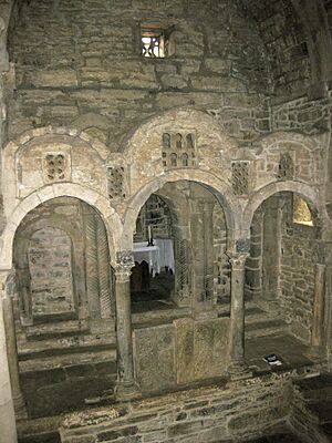 Archivo:Santa Cristina de Lena, interior