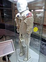 Archivo:Spacesuit of Michael Collins, Moscow, Russia, 2016 03