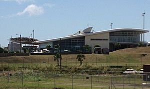 Archivo:St. Kitts Airport Terminal from side