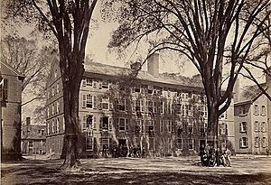 Archivo:View of Connecticut Hall Old Campus Yale College New Haven Connecticut