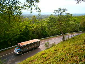 Archivo:Vista de la antigua ruta PY2 desde el cerro Caacupé
