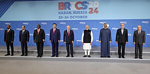 Archivo:16th BRICS Summit family photograph (2024)