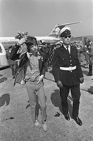 Archivo:Aankomst Rolling Stones op Schiphol, Mick Jagger met bloemen, Bestanddeelnr 920-2342
