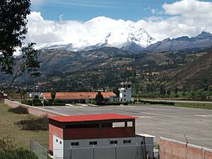 Archivo:AeropuertoHuaraz