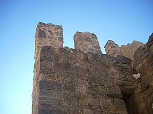 Archivo:Almenas de la torre del castillo de Quel