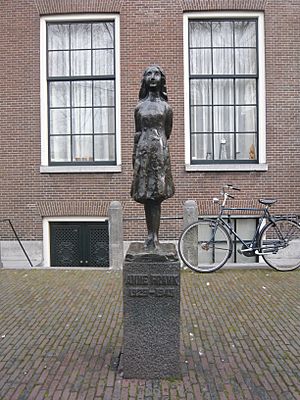 Archivo:Anne Frank M01