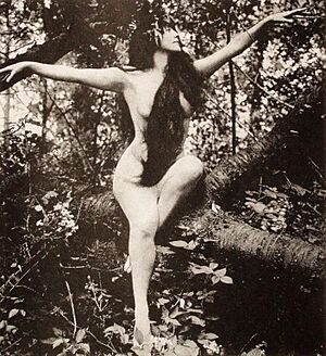 Archivo:Annette Kellerman in tree, arms spread