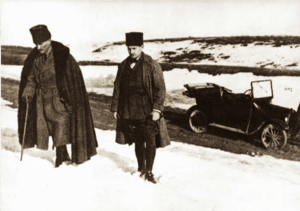 Archivo:Atatürk Dikmen sırtlarında yaveri Muzaffer Kılıç ile, Ankara, 15 Şubat 1921