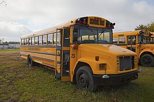 Archivo:Autobús escolar, Walker, Indiana, Estados Unidos, 2012-10-20, DD 01