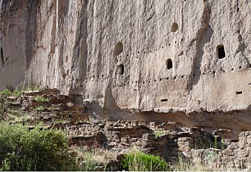 Archivo:Bandelier multi-story dwelling