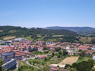 Bizkaiko Urduliz herriaren ikuspegia, Santa Marina atxa deritzon mendi magaletik. 2015-06-25.jpg