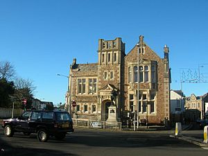 Archivo:Camborne Library And Richard Trevithick Statue - geograph.org.uk - 23241