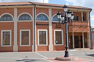 Archivo:Casa consistorial Santa Colomba de las Monjas