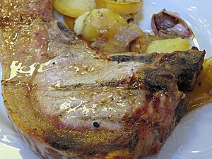 Archivo:Chuleta de cerdo cocinada a la brasa (Albarracín, Teruel)